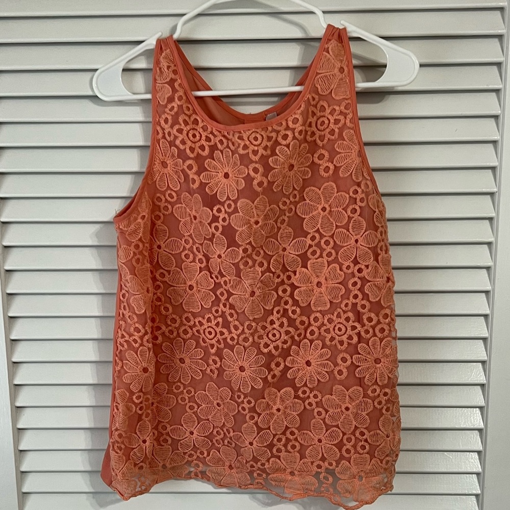 Knit flowers on Lacey pink tank top. Open back with buttons. size medium
